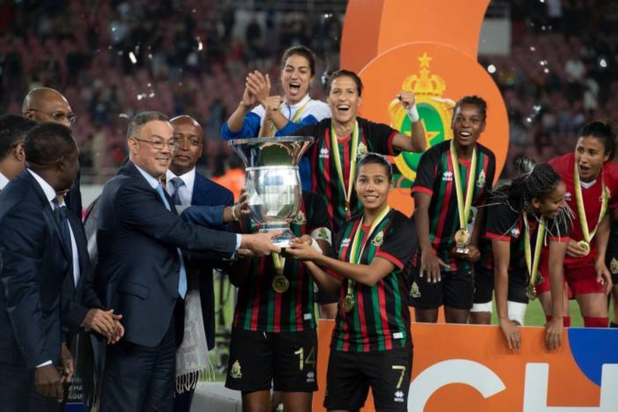 Les joueuses de l'AS FAR brandissant le trophée de la Ligue des champions après leur victoire sur les Sud-Africaines de Mamelodi sundowns (4-0) en 2022 à Rabat.