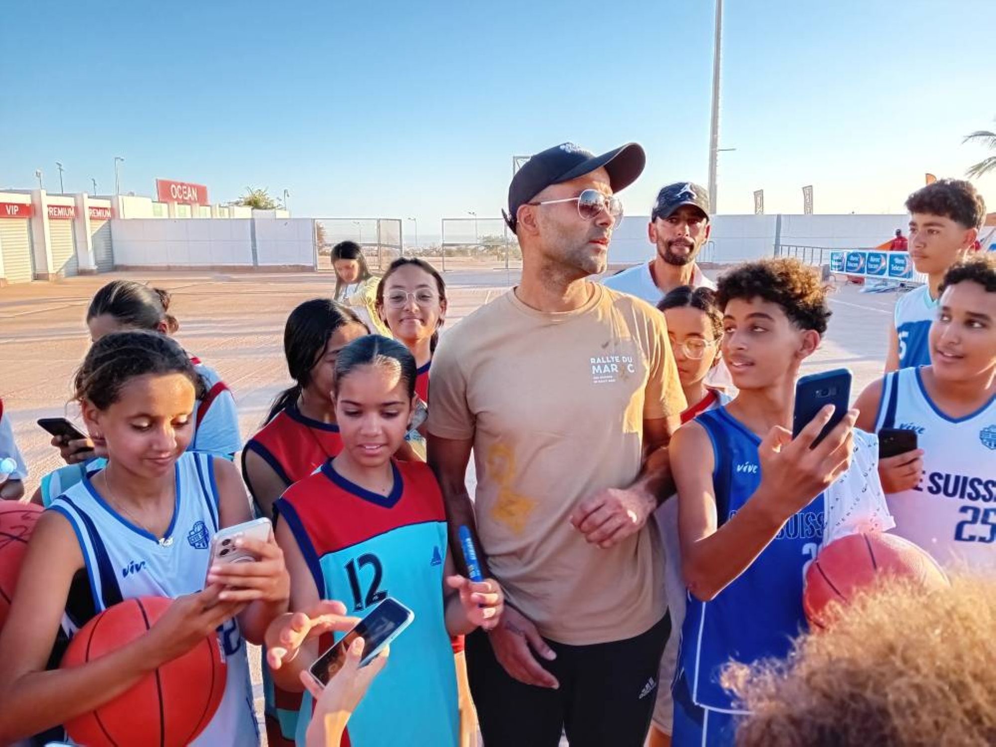 A Agadir, Tony Parker enseigne les rudiments du basketball aux jeunes joueurs