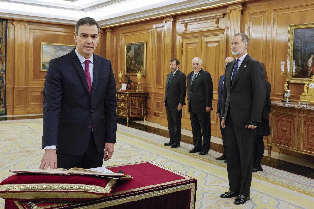 Pedro Sanchez prête serment devant le Roi Felipe VI d'Espagne