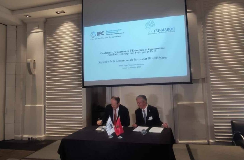 L'IFC et l'IEF scellant leur partenariat.