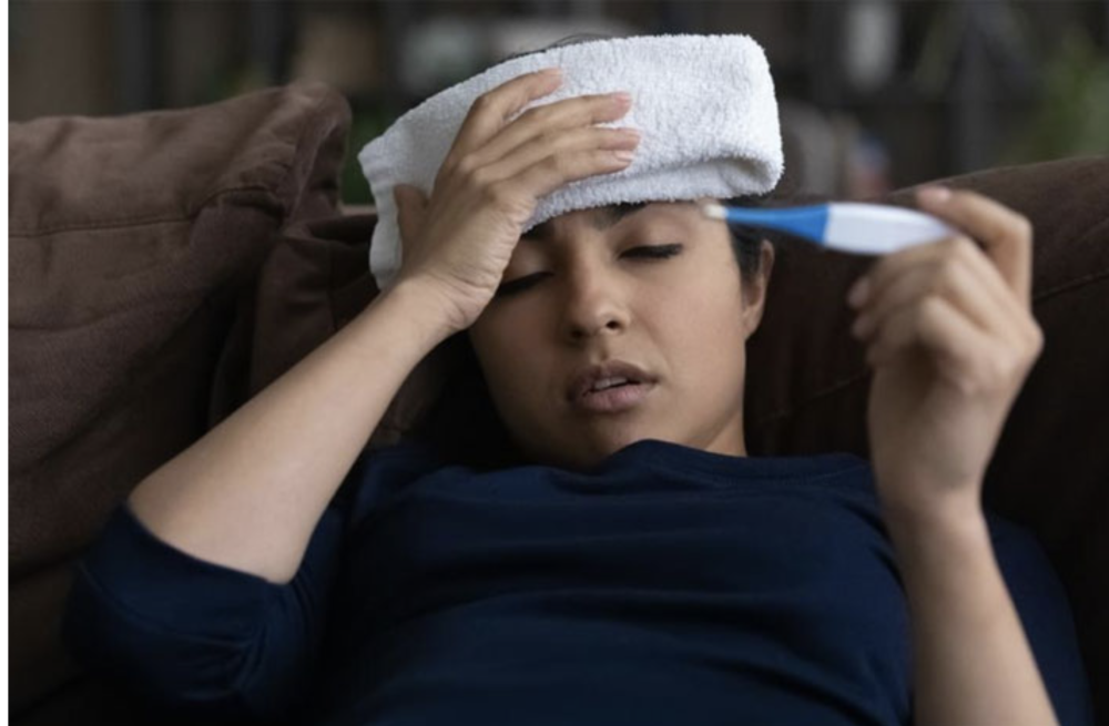 Des symptômes comme la fièvre, les céphalées, la toux, les maux de gorge, l’écoulement nasal ou encore les douleurs musculaires et articulaires doivent être pris en charge aussitôt que possible.