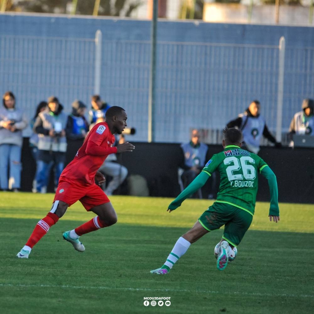 Botola D1 : le Raja enchaîne et met un coup de pression à l’AS FAR, à la veille du derby de Rabat