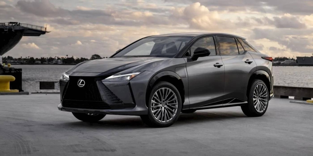 L’arrivée du Lexus RZ 300e élargit la gamme 2024 du modèle RZ
