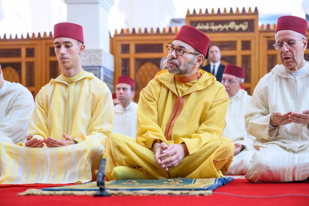 S.M. le Roi, Amir Al Mouminine, accomplit la prière du vendredi à la mosquée "S.A.R. le Prince Héritier Moulay El Hassan" à Salé