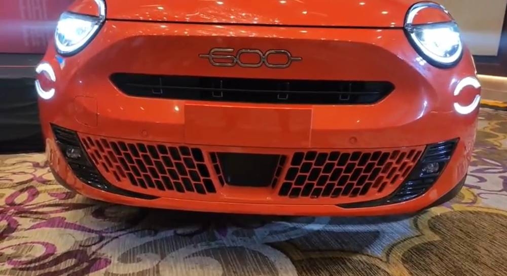 En direct : Découvrez la Fiat 600 de plus près