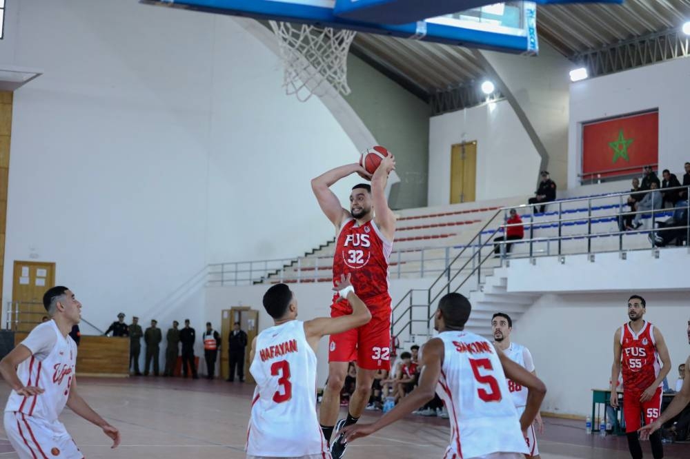 Basketball : le Raja surprend l’AS FAR, le FUS domine le Wydad