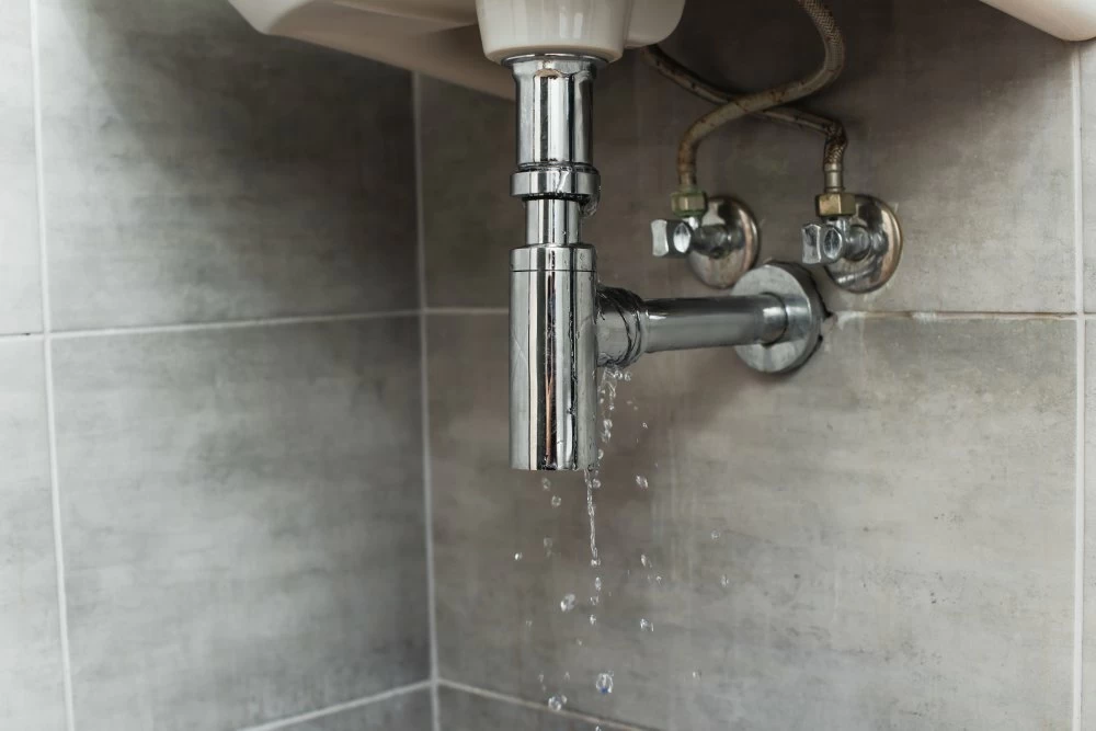 Un robinet qui coule dans un logement peut représenter environ 35 m³ de déperdition par an. Ce chiffre peut atteindre plus de 100 m³ pour des fuites plus importantes.