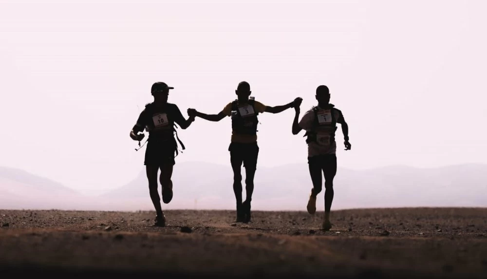 Image forte du trio marocain, Rachid et Mohamed El Morabity et Aziz Yechou au moment de franchir la ligne d'arrivée de la deuxième étape.