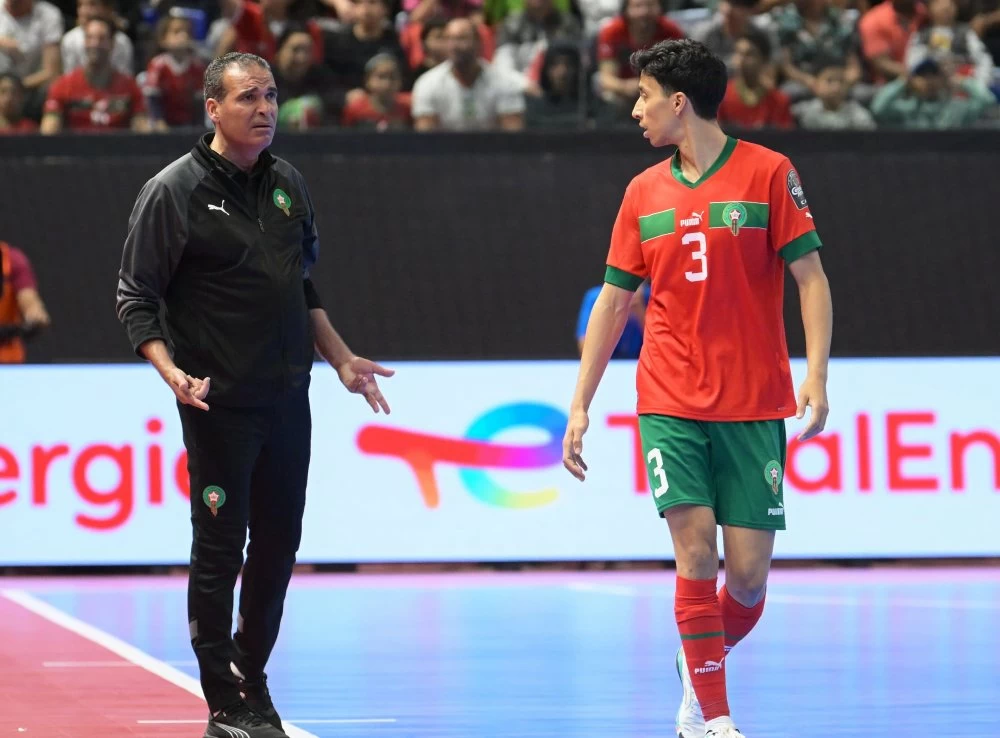 Hicham Dguig donnant ses instructions à Anas El Ayane lors d'un précédent match de l'équipe nationale en phase de poules de la CAN 2024. Ph : FRMF