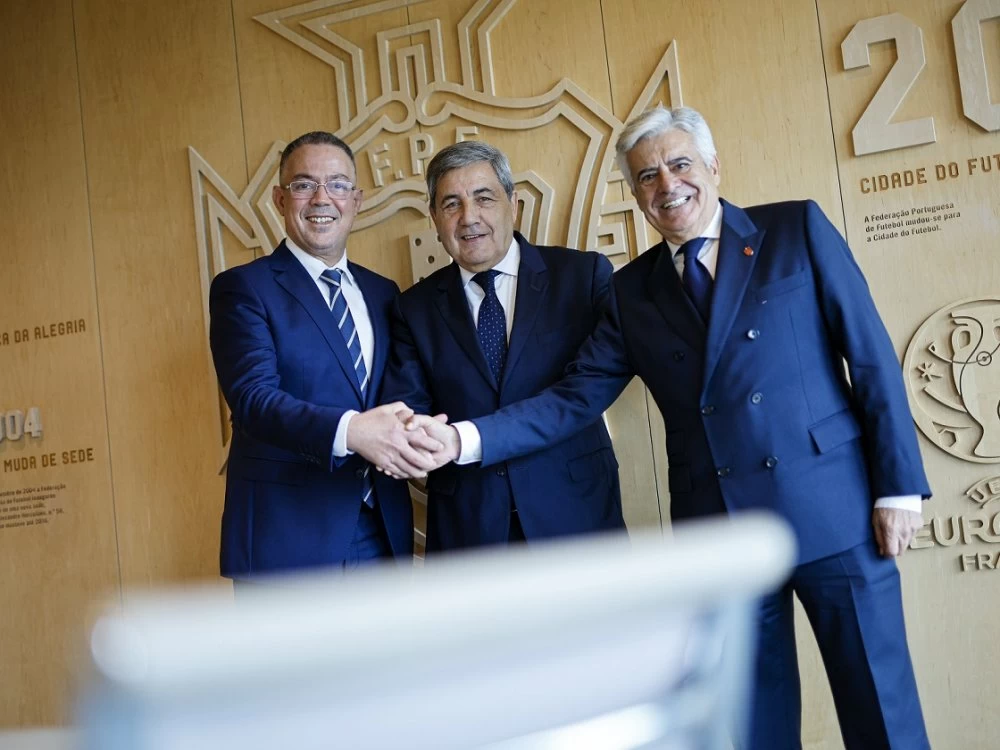 Fouzi Lekjaâ (président FRMF), Fernando Gomes (président de la Fédération portugaise) et Pedro Rocha (président de la Fédération espagnole).