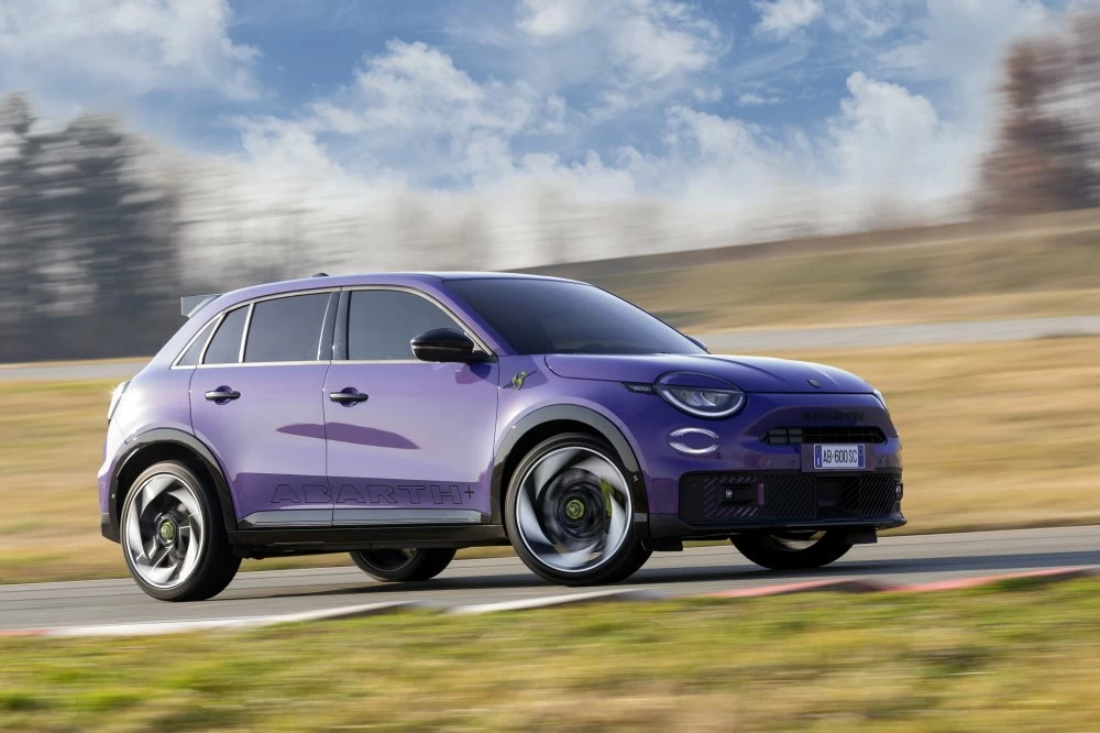 Pour le lancement de la nouvelle Abarth 600e, la maison Abarth a choisi Hypnotic Purple exclusif comme couleur.