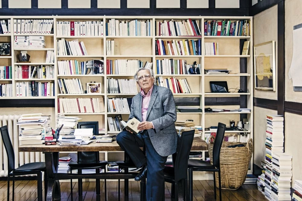 Bernard Pivot, journaliste, ecrivain, chez lui, devant sa bibliothéque, à Paris