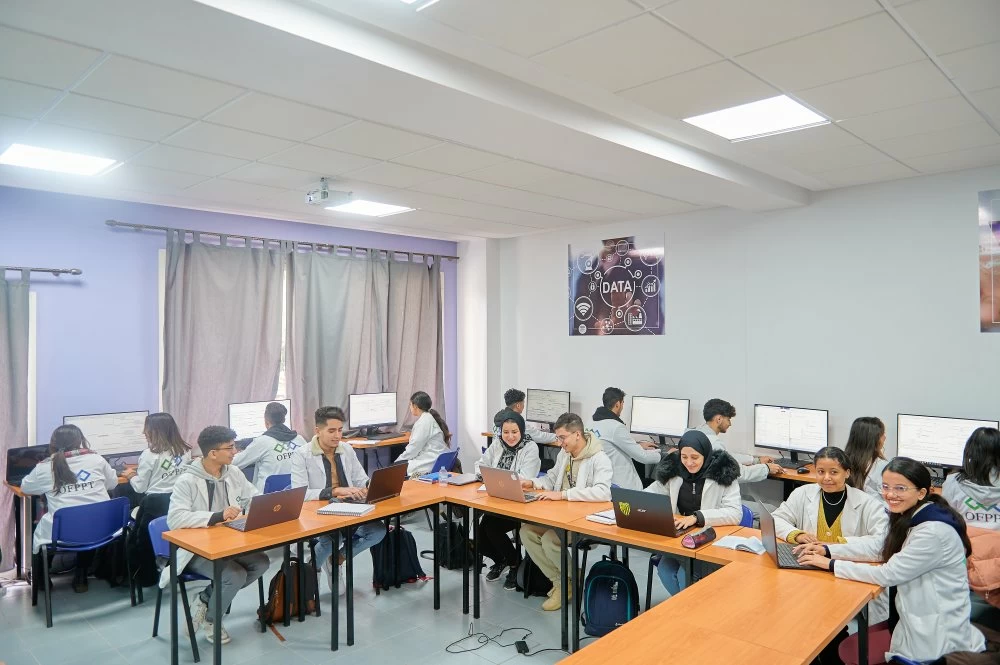 Jeunes en formation dans les métiers du digital dans un centre de l'OFPPT à Fès