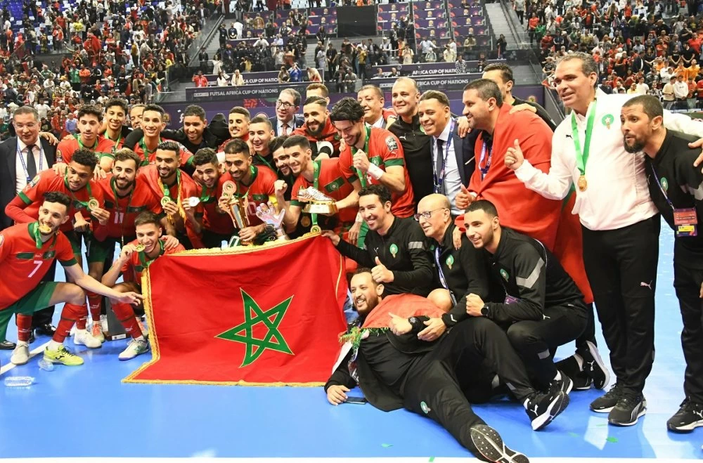 Les membres de la sélection nationale de futsal posant ensemble après leur sacre lors de la CAN 2024. Ph. Saouri