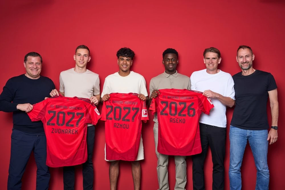 Adam Aznou (au centre) après la signature de son premier contrat avec le Bayern Munich, mardi dernier.