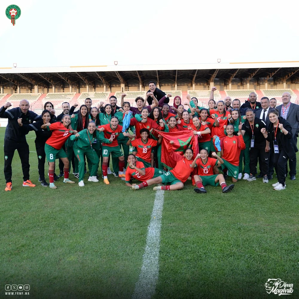 Les Lioncelles de l'Atlas et le staff technique de la sélection nationale U17 célébrant la victoire face à l'Algérie. Ph. FRMF