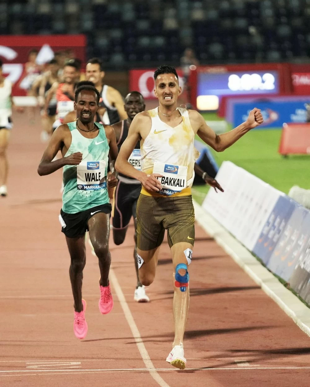 Soufiane El Bakkali au moment de franchir la ligne d'arrivée du 3.000 mètres steeple à Marrakech.