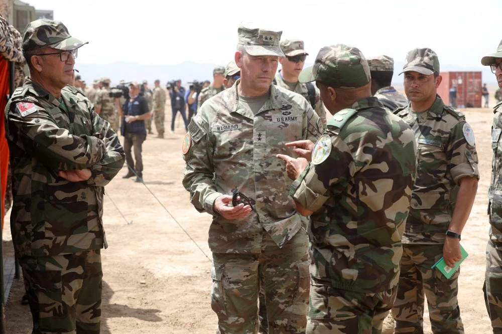 Les Forces Armées Royales (FAR) et les Forces Armées Américaines discutent lors de l'édition 2023 de l’exercice « African Lion » au niveau de la base militaire de Benguérir.