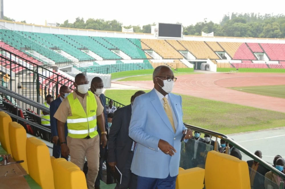 Le ministre Hugues Ngouelondelé lors d'une visite récente au stade Alphonse Massamba-Débat. Ph. DR