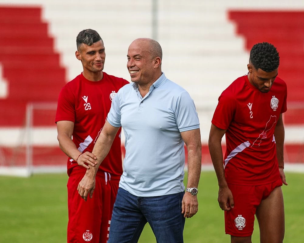 Après une fin de saison catastrophique, le président du WAC, Abdelmajid Bernaki (ici lors d'une séance d'entraînement de l'équipe) semble pressé de transmettre le flambeau.