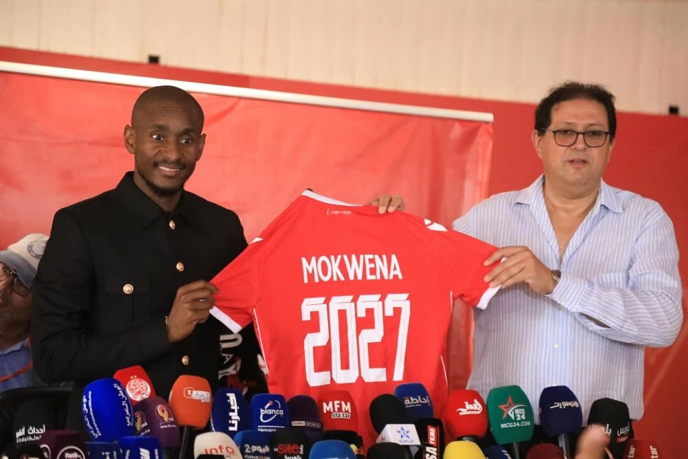 Rulani Mokwena en compagnie de Hicham Aït Menna, lors de la présentation du coach au complexe Benjelloun, jeudi.  
                                                                                                        Ph. Seddik