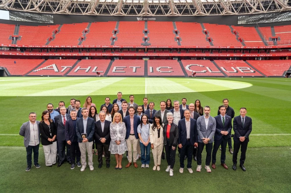 La commission technique de la candidature «Yalla/Vamos 2030» lors d'une visite au stade San Mames à Bilbao.