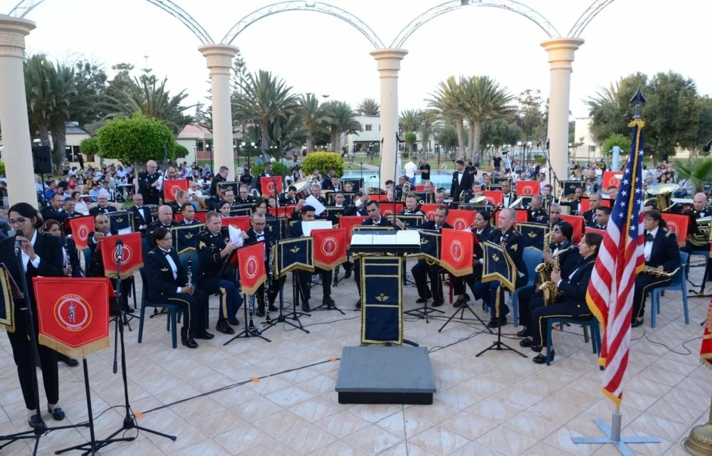 L’orchestre d’harmonie des Forces Royales Air et la 23ème Fanfare de la Garde nationale de l’Etat américain de l’Utah lors d'un show musical organisé en marge de l'exercice African Lion. Ph : MAP Archives