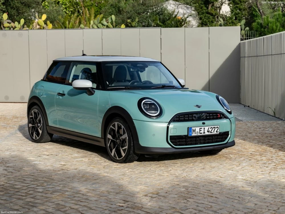 La nouvelle Mini Cooper mesure 3,83 mètres en longueur, 1,72 mètre en largeur et 1,41 mètre en hauteur.