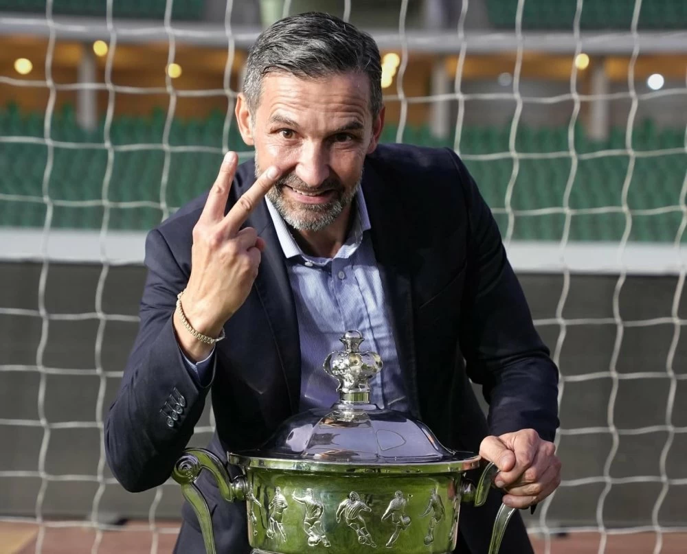 Josef Zinnbauer avec le Trophée de la Coupe du Trône, faisant le signe de la victoire, synonyme du doublé qu'il a réalisé avec les Verts.