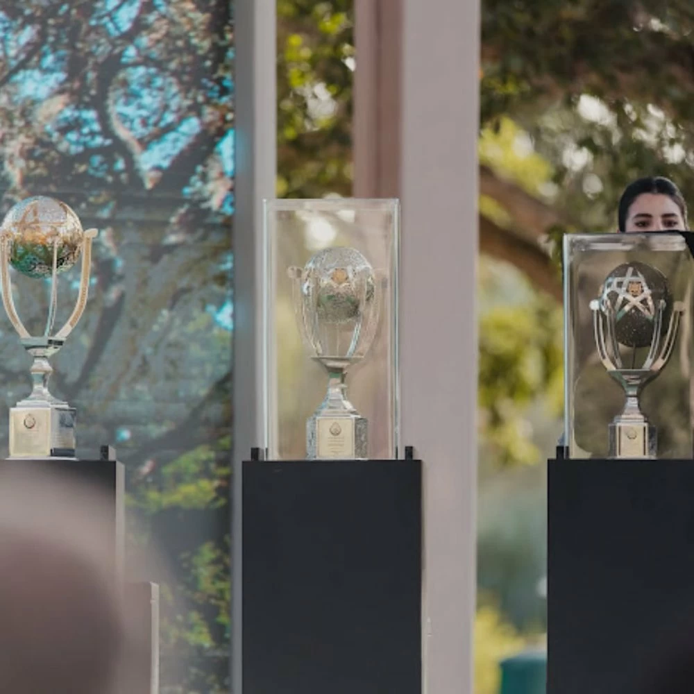 Les trophées de la Coupe du Trône.  Ph. FRMG