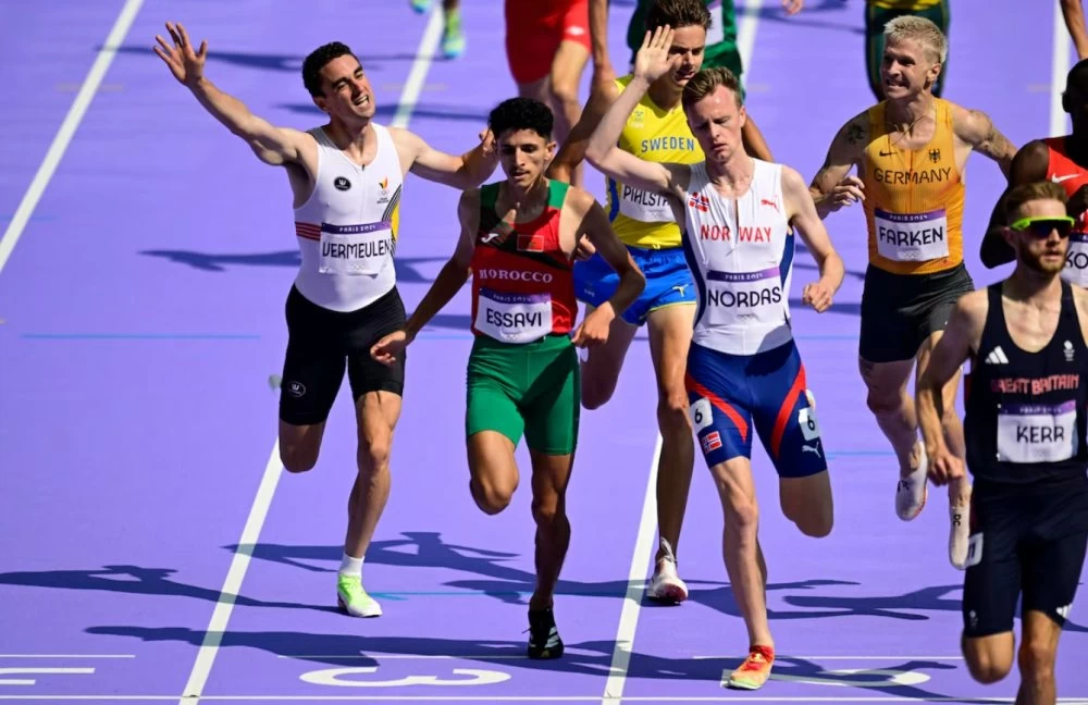 Anass Essaysi au milieu des coureurs lors la session qualificative du 1.500 m à Paris.