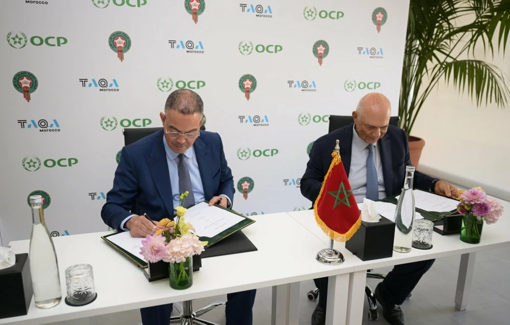 Le président de la FRMF, Fouzi Lekjaa, et le PDG du Groupe OCP, Mostafa Terrab, signant la convention de partenariat stratégique. Ph. FRMF