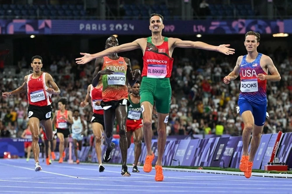 Soufiane El Bakkali au moment de passer la ligne d'arrivée lors de la course finale du 3.000 mètres steeple aux JO de Paris.