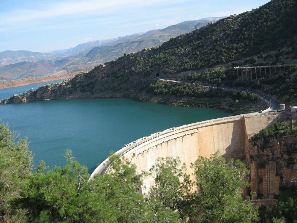 En mettant résolument en œuvre le PNAEPI et en investissant dans des stations de dessalement et de nouveaux barrages, le Maroc adopte une approche proactive pour un approvisionnement en eau durable de sa population et de son agriculture.