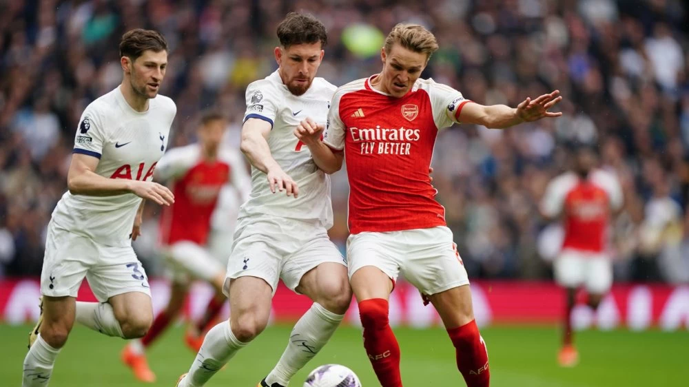 Les "Gunners" se déplacent chez les "Spurs" sans le capitaine Martin Odegaard, blessé avec la Norvège, ni le milieu défensif Declan Rice, suspendu.