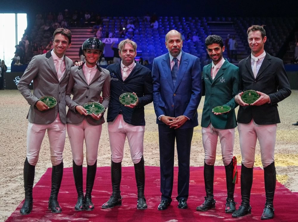 Les gagnants du Grand Prix de S.M. le Roi Mohammed VI en compagnie du Chrif Moulay Abdellah Alaoui, président de la Fédération Royale marocaine des sports équestres. Ph. FRMSE