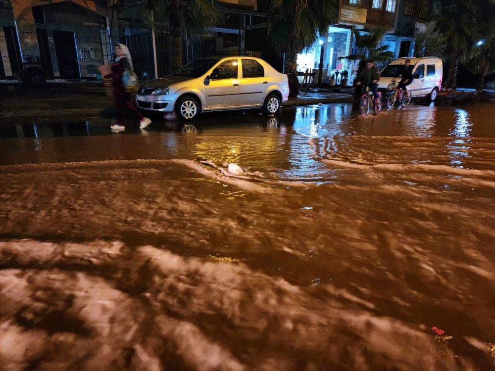 Inondations, cours suspendus... des averses orageuses frappent plusieurs villes du Maroc