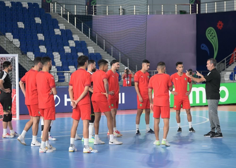 Hicham Dguig donnant ses instructions aux joueurs lors d'une séance d'entraînement en Ouzbékistan. Ph FRMF. 