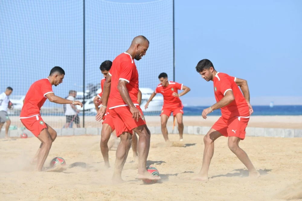 Les joueurs de l'équipe nationale effectuant leur première séance d'entraînement sur le sable de la station balnéaire d'Hurghada. Ph FRMF. 