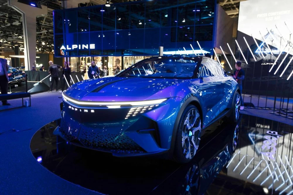 L'Alpine A390 inaugure un nouveau design, remplaçant les 4 optiques par un bandeau LED et des feux triangulaires.