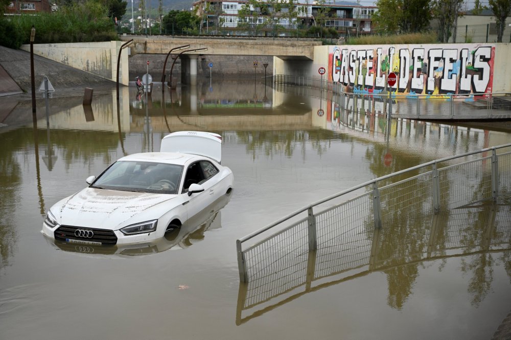 Intempéries en Espagne : Barcelone sous des trombes d'eau, l'aéroport en partie inondé