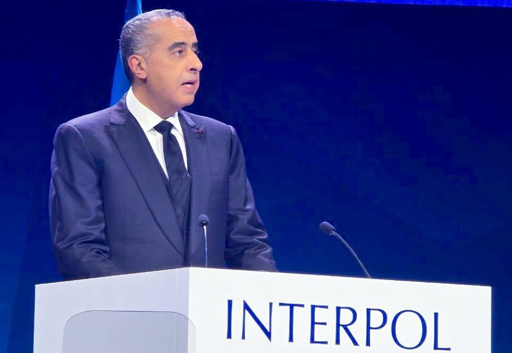 Hammouchi reçoit le drapeau d’Interpol pour préparer son AG au Maroc en 2025