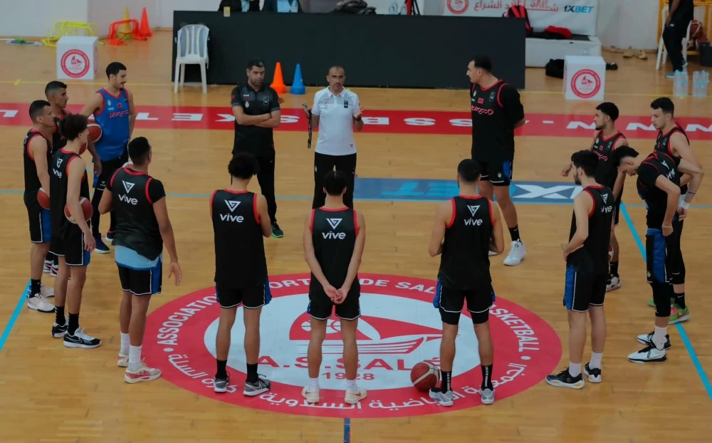 Labib El Hamrani donnant ses instructions aux joueurs de l'équipe nationale lors du stage de préparation à Salé.