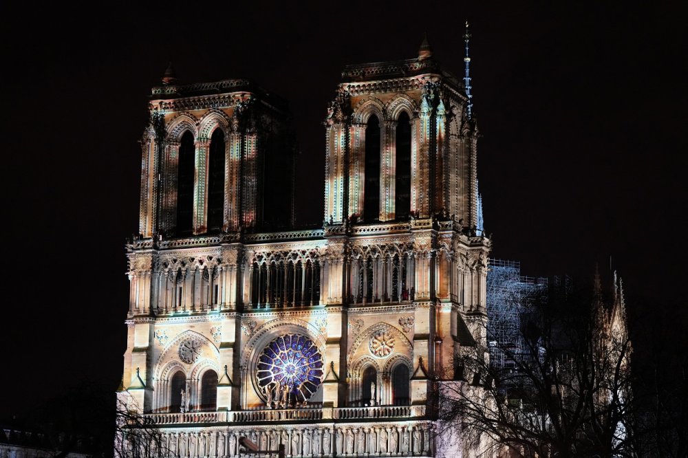 S.A.R. le Prince Moulay Rachid prend part au dîner offert par le Président français et Mme Brigitte Macron à l’occasion de la réouverture de Notre-Dame de Paris