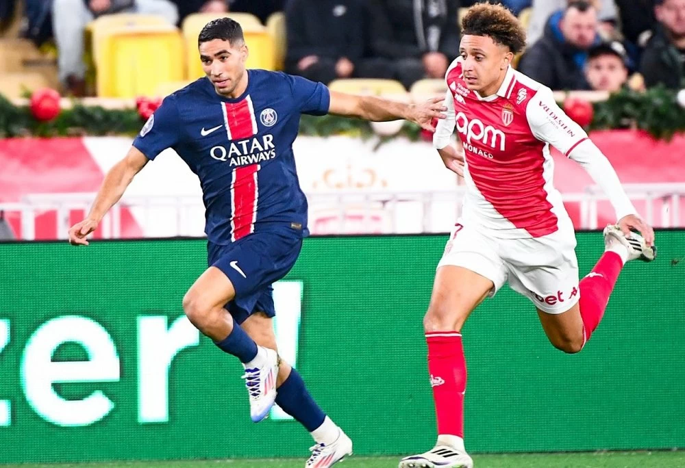 Achraf Hakimi en duel avec Eliesse Ben Seghir, lors du match PSG-ASM jeudi en soirée, pour le compte de la 16e journée de Ligue 1.