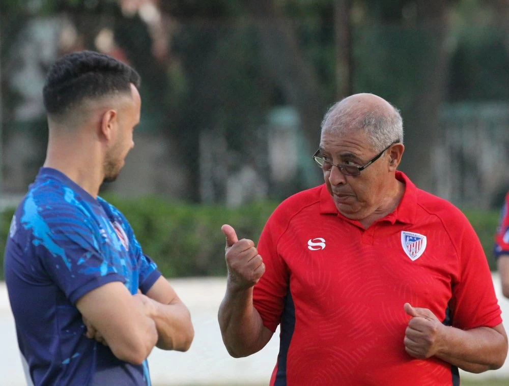 Aziz El Amri donnant ses instructions à un joueur du MAT lors d'une séance d'entraînement.