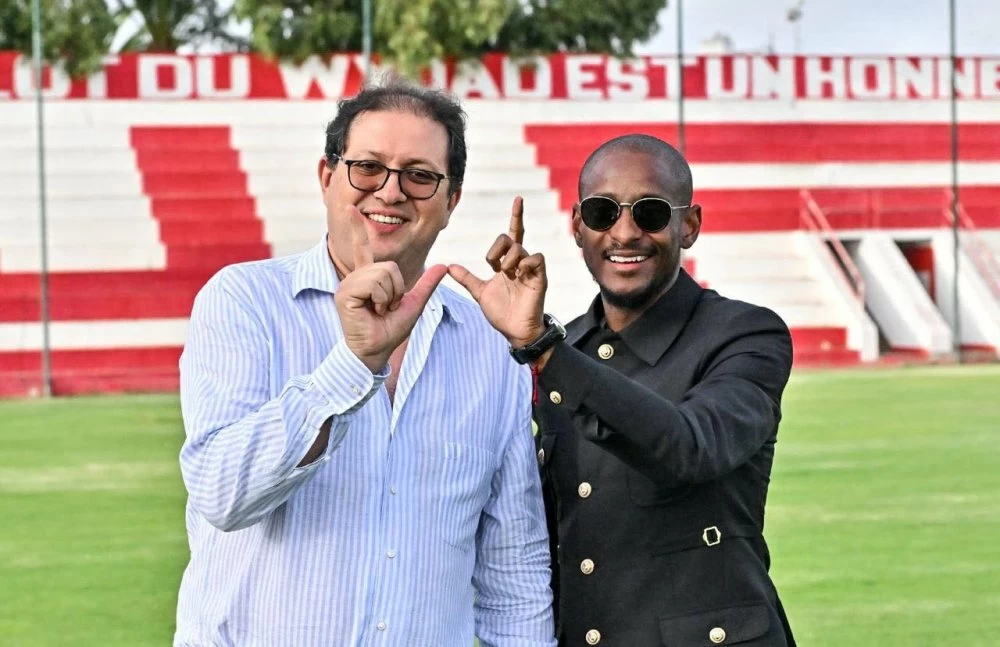 Hicham Aït Menna et Rulani Mokwena au moment de la présentation du technicien sud-africain l'été dernier.