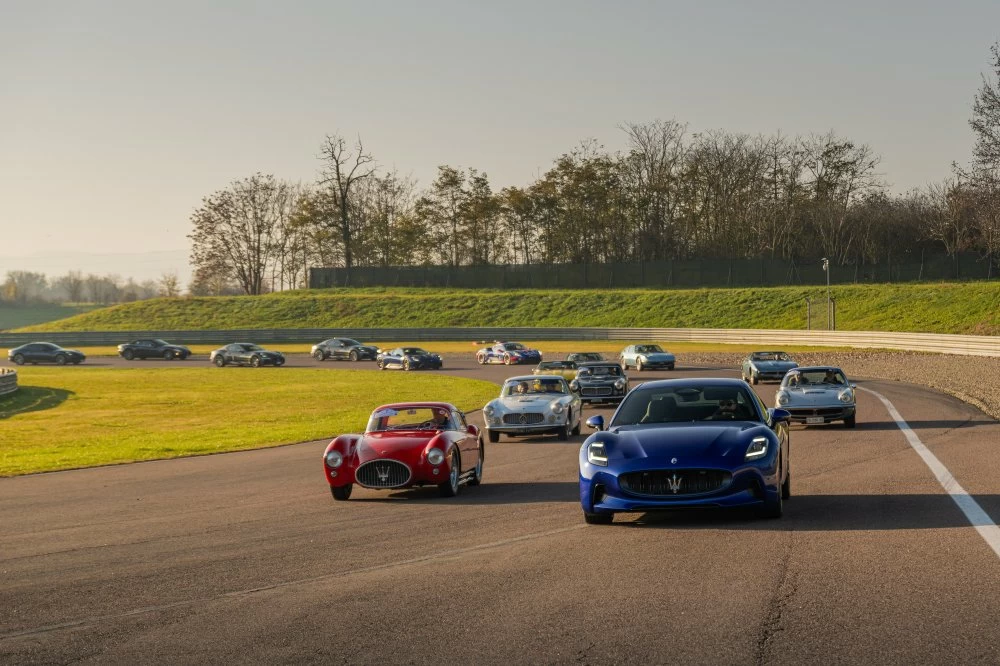 Des modèles emblématiques et contemporains réunis sur circuit pour célébrer 110 ans d’histoire.