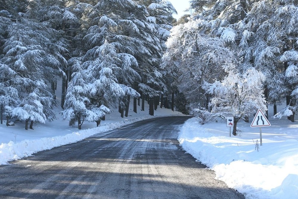 Chutes de neige : la route de Michlifen toujours fermée, la voie entre Ifrane et El Hajeb ouverte