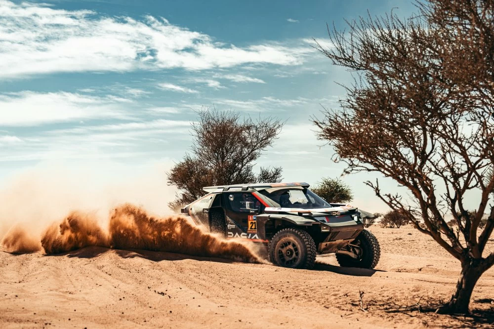 Le véhicule des Dacia Sandriders en pleine action sur les pistes du Rallye Dakar 2025.